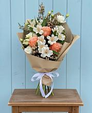 Букет цветов из:  Альстромерии, Лизиантусы, Розы и Хризантемы в Ботово
