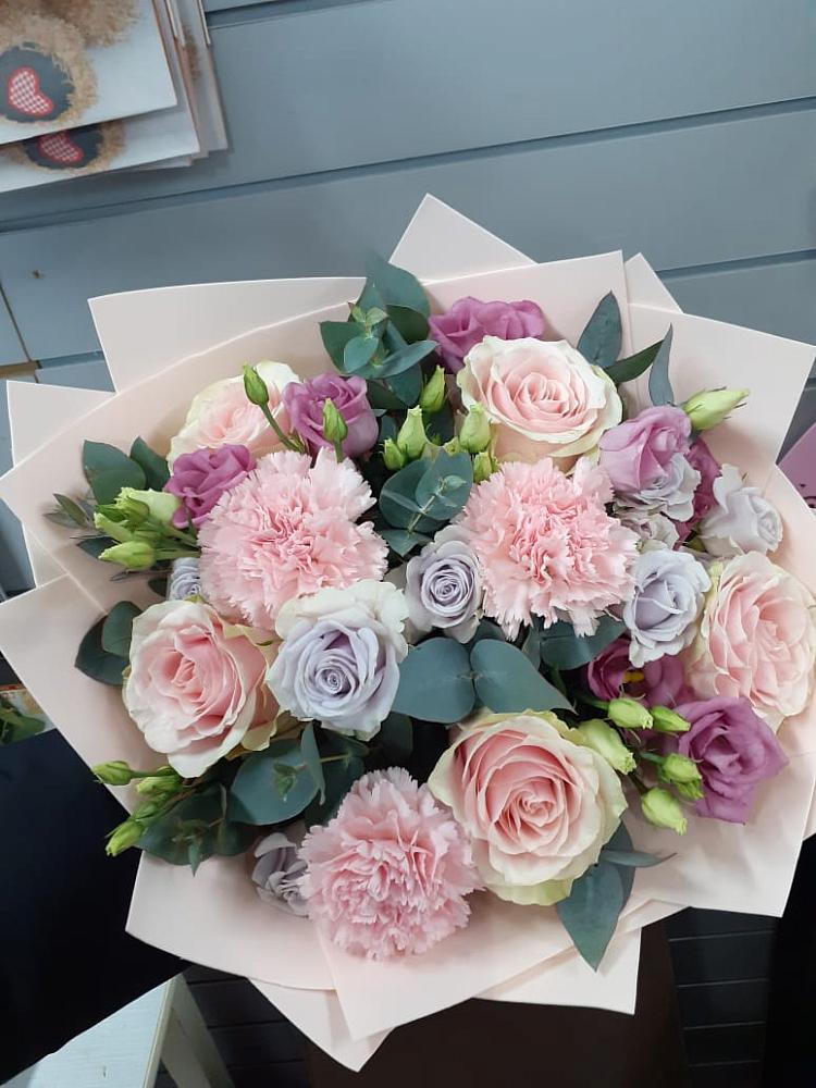 Букет цветов из: Розы, Гвоздики и Лизиантусы в Ботово