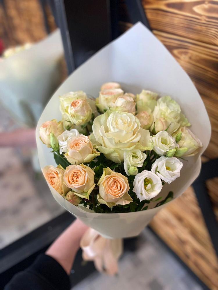 Букет цветов из: Розы и Лизиантусы в Ботово